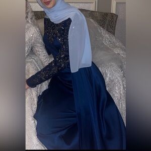 Elegant Navy Long-Sleeve Evening Dress
